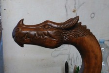 vycházková hůl s hlavou draka